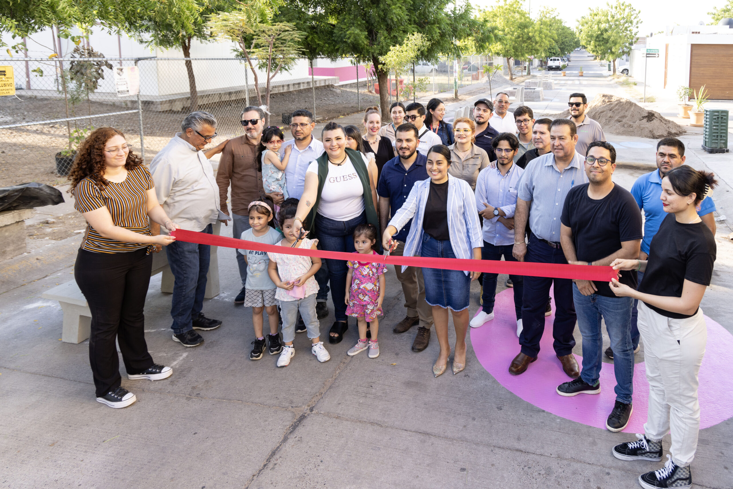 Abren calle en Alturas del Sur para niños 