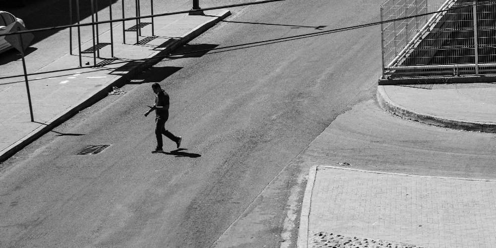 ¿Por qué los peatones no deben estar obligados a cruzar por las esquinas ni a utilizar los puentes anti peatonales? | Mapasin