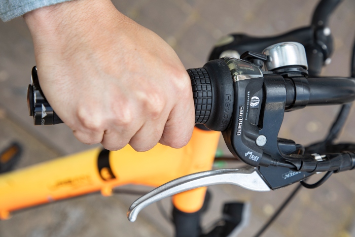 Said Osuna docente funcionario recorre hasta 30 kilómetros al día en bicicleta 