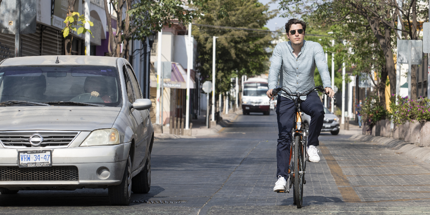 Said Osuna, el docente y funcionario que recorre hasta 30 kilómetros al día en bicicleta